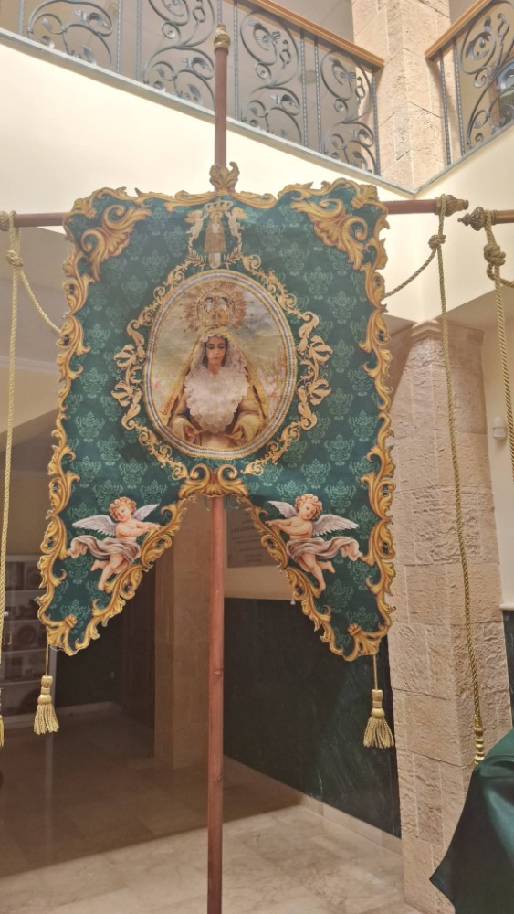 Estandarte verde de la Virgen impreso en terciopelo para Semana Santa por Tejido Cofrade