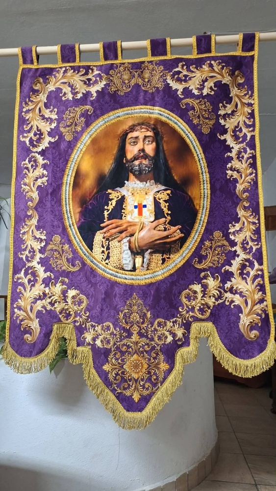 Estandarte morado de Cristo con dorados impreso en alta definición sobre terciopelo