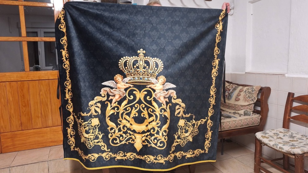 Manto negro con corona ángeles y decoración dorada impreso en terciopelo para hermandad