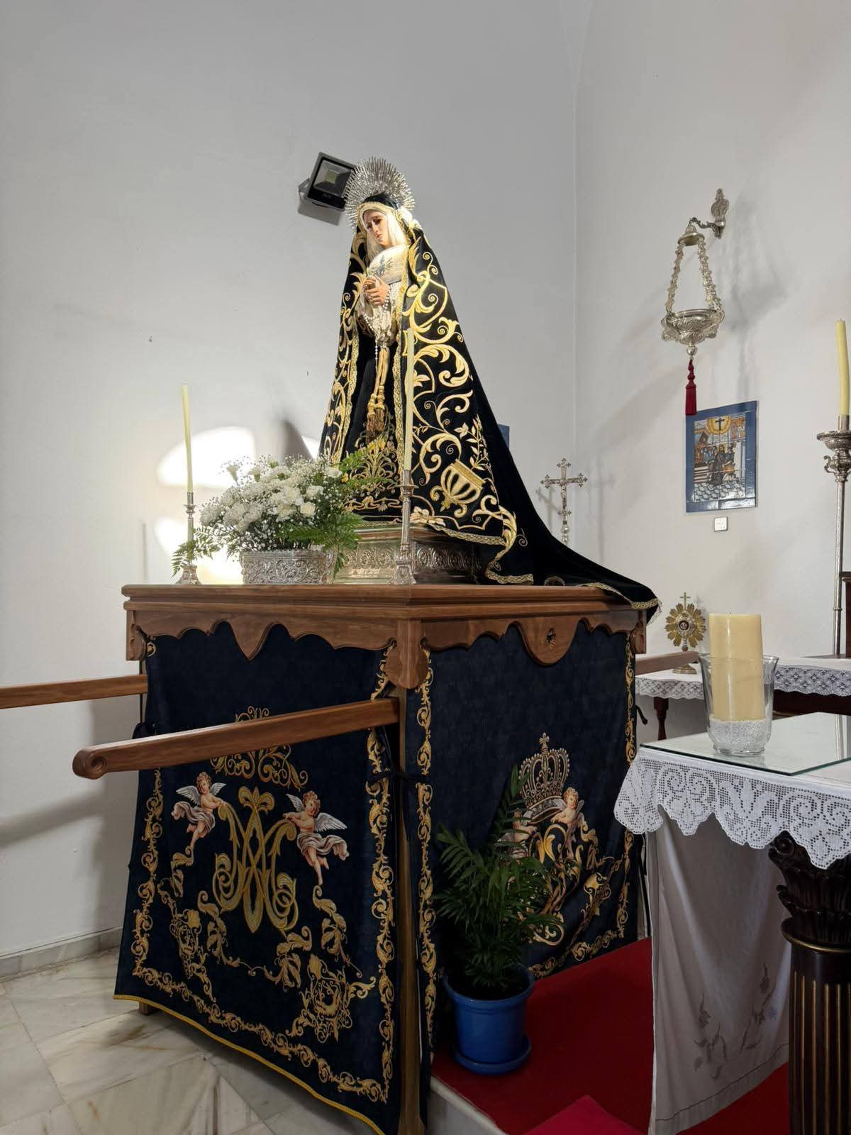 Altar de Virgen con textiles negros impresos en terciopelo y ornamentos dorados de Tejido Cofrade