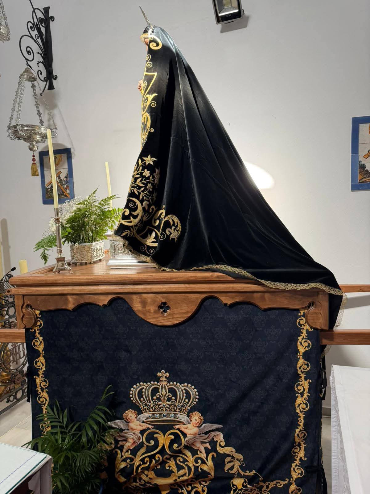 Textiles negros y manto de Virgen con decoración dorada impresa en terciopelo para altar cofrade
